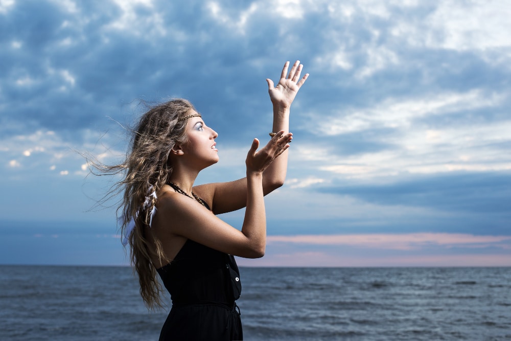 7 stages of spiritual awakening: woman looking up at the sky.