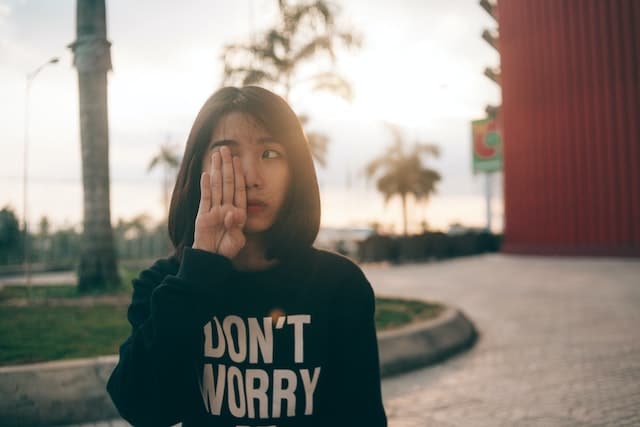 Spiritual awakening and anxiety: young women looking anxious in a t-shirt which says 'don't worry'.